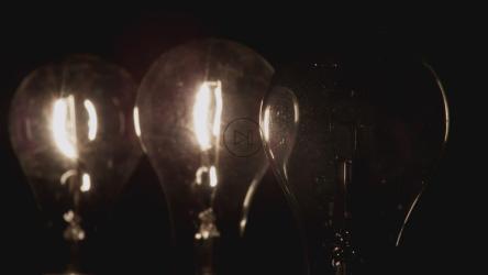 三个灯泡点亮[]