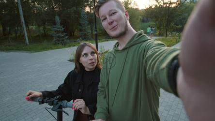 一对情侣在公园里约会自拍[]