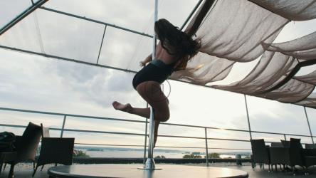 女子在练习钢管舞时扭动身体[4K]