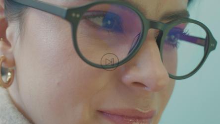 一个女人在电脑上工作的样子[4K免费商用]