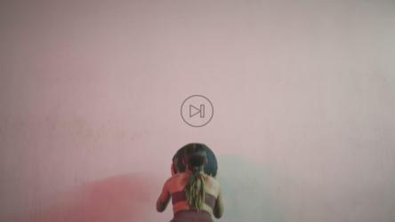 一位运动型女子正在练习投球[免费商用]