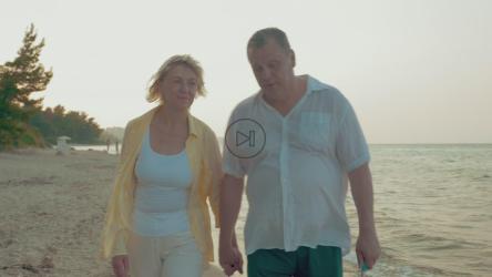 情侣们停下来一起拍照[]