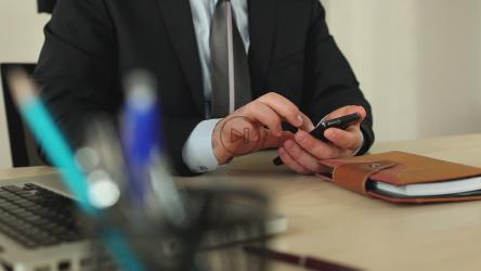 西装男写日记[]