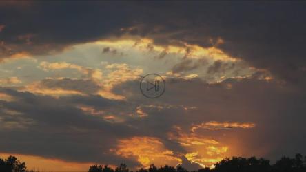 飞机在日落时划过天空[]