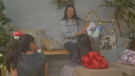 母亲在圣诞节给女儿们读书[免费商用]