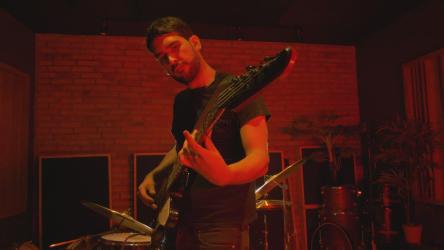 在红灯区演奏的低音演奏者[4K免费商用]