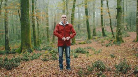 老人在森林里享受新鲜空气[]