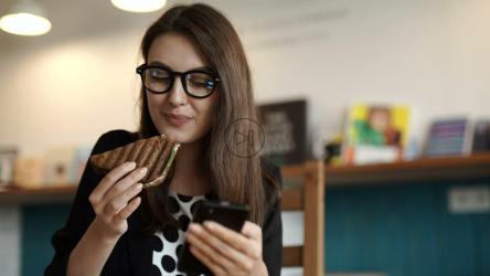 上班族在休息时享用烤三明治[]