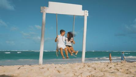 情侣在海滩上荡秋千[免费商用]