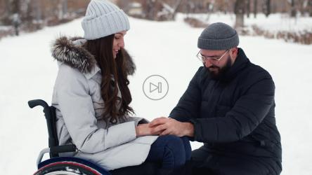 一对情侣在雪地里分享亲密时刻[]