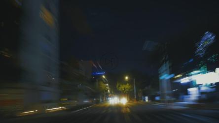 坐在车里从后窗向外看[免费商用]