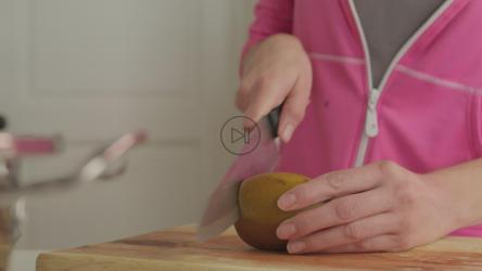 在木板上切梨的女人[4K免费商用]