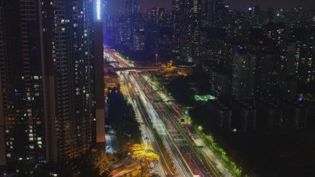 夜晚穿过大城市的大型大道[]