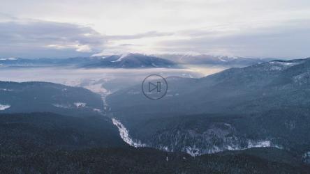 日出时美丽的冬季山脉景观[4K]