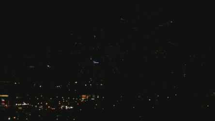 烟花在城市的天空中闪烁[4K]