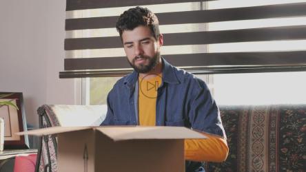 客厅里的一名男子完成了装箱装运[4K免费商用]