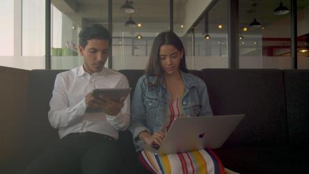 两个人在电子设备上工作[4K免费商用]