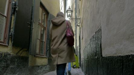 走在一条很古老的街道上[]