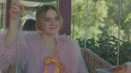 女孩在一家带秋千的咖啡店约会[免费商用]