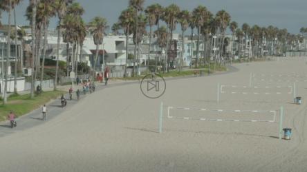 海边沙滩上的沙滩排球场[]