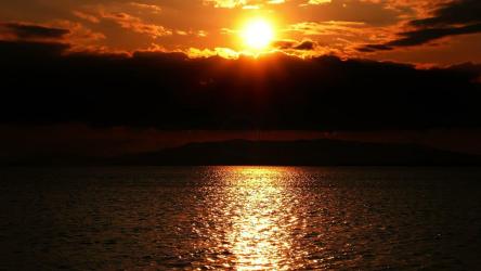 在天空的轮廓和se的反射之间的红色日落[4K]