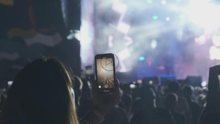 一名女子用智能手机录制音乐会[4K]