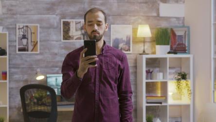 未来人使用手机语音输入关灯[4K]