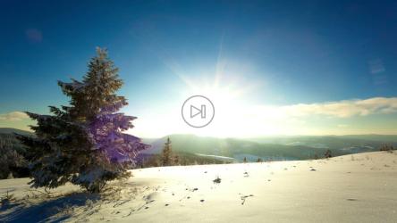 天际线上雪山中的日落[4K]