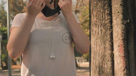 年轻的金发女子戴上口罩[免费商用]