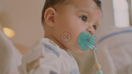 带奶嘴的大眼睛小婴儿[免费商用]