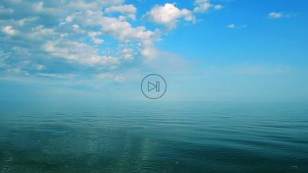 地平线上平静的海洋[]