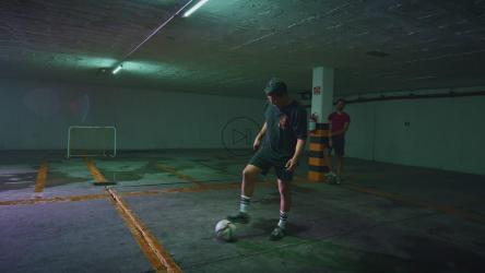 非常有天赋的足球运动员杂耍球[免费商用]