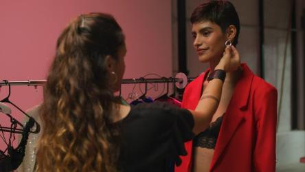 A costume designer chooses earrings and jewellery for a model before a photoshoot[免费商用]