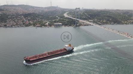 货船在河上过桥[4K]