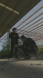 几个男孩让无人机在户外飞行[免费商用竖屏]