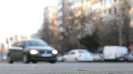 背景中城市交通模糊[]