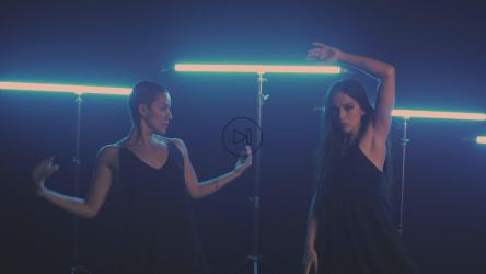 两个女孩在蓝色霓虹灯的背景下跳舞[免费商用]