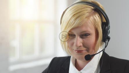 在呼叫中心帮助客户的女人微笑着[]