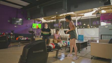 一名年轻女子在保龄球比赛中射门[免费商用]