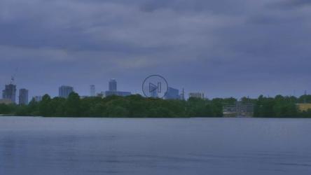 有树的大湖和远处的大城市[免费商用]