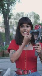 用手机在街上写博客的女孩[免费商用竖屏]