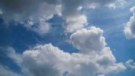 云在天空中平滑地变换形状[]