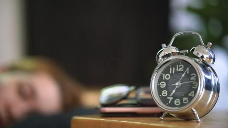 女人早上关掉闹钟[免费商用]