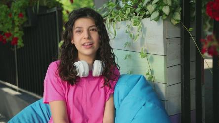 青少年在户外积极参加网络研讨会[]