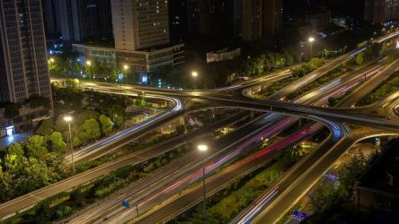 城市十字路口夜间交通繁忙[4K]