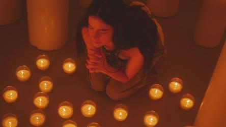 女人坐在地板上祈祷[免费商用]