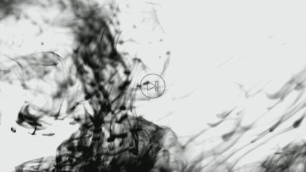 缓慢移动的黑色墨水漂浮在水中[]