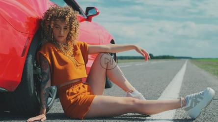 时尚女孩在孤独的路上摆造型[]