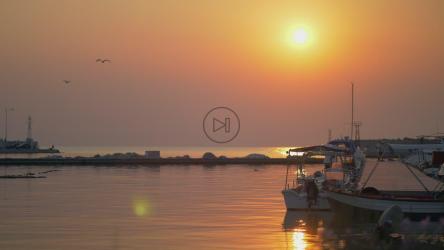 日落前平静的港湾[]