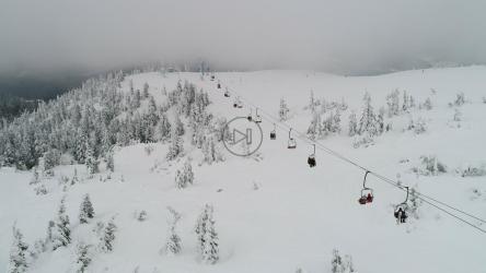 前往山上滑雪场的滑雪运动员[4K]